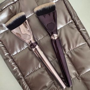 Anisa Beauty Crescent Contour Brush